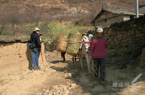 温暖中国 身边好人：“爱心背包”在行动